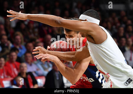 Munich, Deutschland. 03rd Oct, 2018. Nemanja DANGUBIC (FCB), action, duels versus Chris CARTER (Vechta). Basketball 1.Bundesliga/FC Bayern Munich-Rasta Vechta on 10/03/2018, AUDIDOM E. | usage worldwide Credit: dpa/Alamy Live News Stock Photo