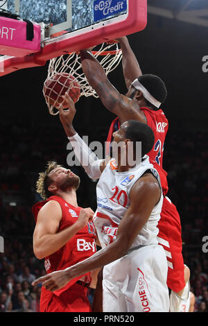 Munich, Deutschland. 03rd Oct, 2018. DEVIN BOOKER (FCB) action, duels versus Austin HOLLINS (Vechta). Basketball 1.Bundesliga/FC Bayern Munich-Rasta Vechta on 10/03/2018, AUDIDOM E. | usage worldwide Credit: dpa/Alamy Live News Stock Photo