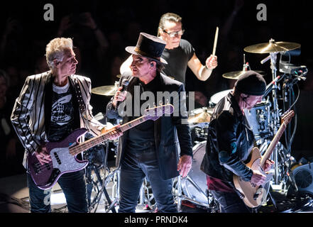 Hamburg, Germany. 03 October 2018, Hamburg: The band U2 with Adam Clayton (l-r), bassist, Paul David Hewson (Bono), vocalist, Larry Mullen junior, drummer and David Howell Evans (The Edge), guitarist, performs during their 'THE eXPERIENCE + iNNOCENCE' tour at the Barclaycard Arena. Photo: Daniel Bockwoldt/dpa Credit: dpa picture alliance/Alamy Live News Stock Photo