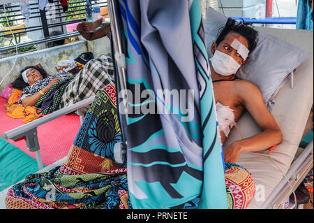 Palu, Indonesia. 4th October, 2018. A resident seen reviving treatment at Anutapura Hospital after the earthquake. A deadly earthquake measuring 7.7 magnitude and the tsunami wave caused by it has destroyed the city of Palu and much of the area in Central Sulawesi. Credit: SOPA Images Limited/Alamy Live News Stock Photo