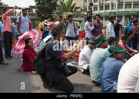 Dhaka, Bangladesh. 4th October, 2018. Bangladesh journalist cover protest in Dhaka , Bangladesh on October 04, 2018.  Protesters shout slogans and block Shahbagh intersection as they demand to reinstate a 30 per cent quota for freedom fighters’ children and grandchildren.  According to local media reports, the Bandgladeshi cabinet has approved a government committee's decision to abolish the existing quota system for class-I and class-II jobs in the civil service. Credit: zakir hossain chowdhury zakir/Alamy Live News Stock Photo