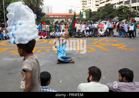 Dhaka, Bangladesh. 4th October, 2018. Protesters shout slogans and block Shahbagh intersection as they demand to reinstate a 30 per cent quota for freedom fighters’ children and grandchildren in Dhaka , Bangladesh on October 04, 2018.  According to local media reports, the Bandgladeshi cabinet has approved a government committee's decision to abolish the existing quota system for class-I and class-II jobs in the civil service. Credit: zakir hossain chowdhury zakir/Alamy Live News Stock Photo