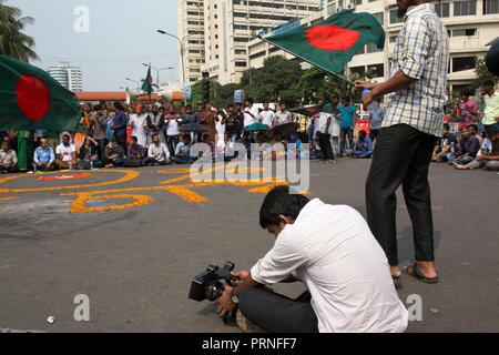 Dhaka, Bangladesh. 4th October, 2018. Bangladesh journalist cover protest in Dhaka , Bangladesh on October 04, 2018.  Protesters shout slogans and block Shahbagh intersection as they demand to reinstate a 30 per cent quota for freedom fighters’ children and grandchildren.  According to local media reports, the Bandgladeshi cabinet has approved a government committee's decision to abolish the existing quota system for class-I and class-II jobs in the civil service. Credit: zakir hossain chowdhury zakir/Alamy Live News Stock Photo