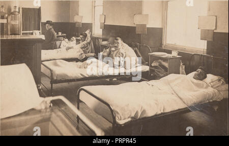 * Vintage 1918 Photograph Showing a Group of Wounded WW1 British Army Soldiers in Their Hospital Beds Stock Photo
