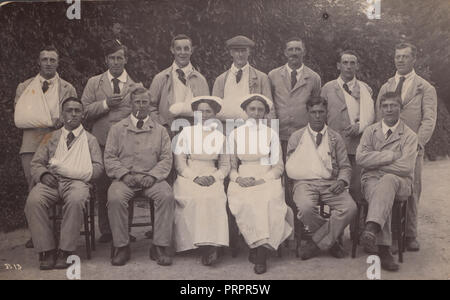 * Vintage 1916 Photograph Showing a Group of Wounded WW1 British Army Soldiers and Two Nurses. Stock Photo