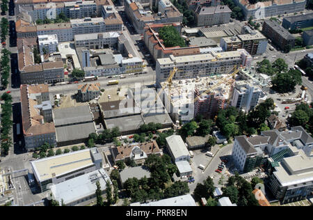 Wien, 16. Bezirk, Überbauung der Straßenbahnremise Ottakring mit einem Wohnbau Luftbild - Vienna, Aerial View of 16th District Stock Photo