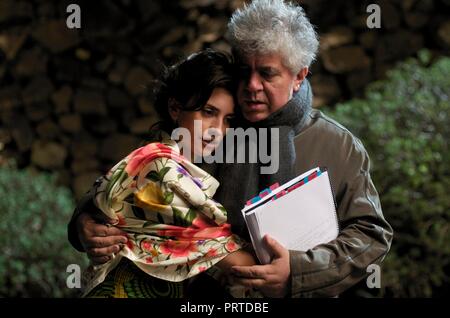 Original film title: LOS ABRAZOS ROTOS. English title: BROKEN HUGS. Year: 2009. Director: PEDRO ALMODOVAR. Stars: PENELOPE CRUZ; PEDRO ALMODOVAR. Credit: EL DESEO SA/UNIVERSAL INTERNATIONAL PICTURES (UI) / Album Stock Photo