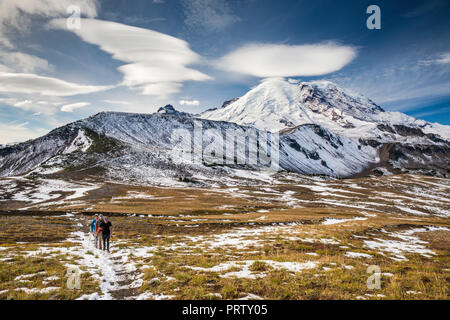 Mount Rainier, hikers on Mount Fremont Trail, late September, Mount Rainier National Park, Washington state, USA Stock Photo