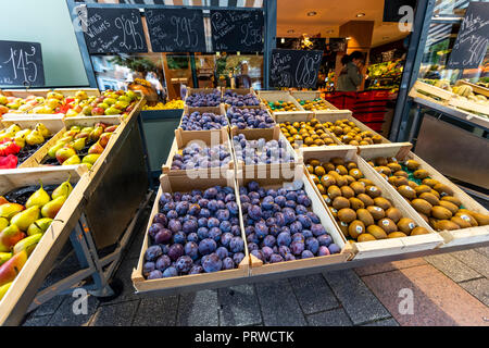 https://l450v.alamy.com/450v/prwctk/greengrocers-shop-dunkirk-france-prwctk.jpg