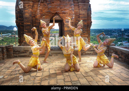 The Cham girls perform an Apsara traditional dance at ancient Po Klong Garai temple, Phan Rang town, Ninh Thuan province, Vietnam Stock Photo