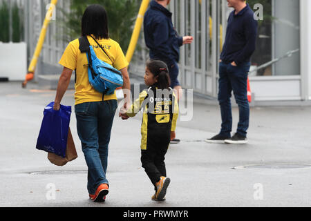 Suzuka City, Japan. 4th October 2018, Suzuka International Racing Course, Suzuka City, Japan; Formula One of Japan, driver arrivals and press conference; Japanese Renault Sport F1 Team Carlos Sainz Formula 1 Fans Credit: Action Plus Sports Images/Alamy Live News Stock Photo