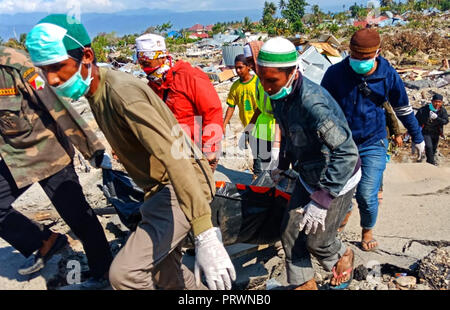 Palu, Central Sulawesi, Indonesia. 4th Oct, 2018. PALU, INDONESIA - OCTOBER 04, 2018 :The Volunteer team evacuated the victims who died due to the 7.4-magnitude earthquake at Balaroa Village on October 04, 2018 in South Palu, Central Sulawei. Hundreds of residents in Petobo Village, swallowed up by the earth, caused hundreds of residents to be reported missing. Credit: Sijori Images/ZUMA Wire/Alamy Live News Stock Photo