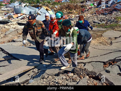 Palu, Central Sulawesi, Indonesia. 4th Oct, 2018. PALU, INDONESIA - OCTOBER 04, 2018 :The Volunteer team evacuated the victims who died due to the 7.4-magnitude earthquake at Balaroa Village on October 04, 2018 in South Palu, Central Sulawei. Hundreds of residents in Petobo Village, swallowed up by the earth, caused hundreds of residents to be reported missing. Credit: Sijori Images/ZUMA Wire/Alamy Live News Stock Photo