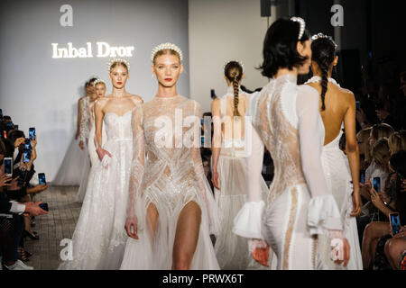 New York, USA. 4th Oct, 2018. Models present creations of Inbal Dror 2019 collection during the New York Bridal Fashion Week in New York, the United States, on Oct. 4, 2018. Credit: Lin Bilin/Xinhua/Alamy Live News Stock Photo