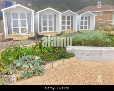 Sandbanks. 5th Oct 2018. UK Weather: From a pleasant morning at Canford Cliffs and Sandbanks beach with a little mist on the horizon to almost instantly a thick cold fog and mist. 5th October 2018 Credit Suzanne McGowan / Alamy Live News Stock Photo