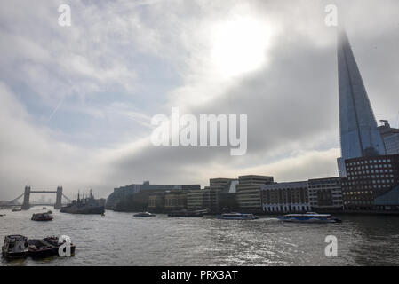 London Bridge, London, UK. 5th October 2018. Early morning fog clears over the city of London and the Shard. Credit: Matthew Chattle/Alamy Live News Stock Photo