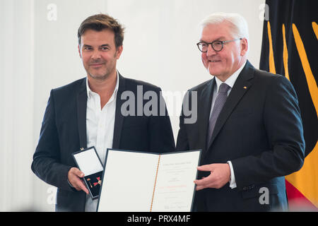 Berlin, Deutschland. 02nd Oct, 2018. Federal President Frank-Walter STEINMEIER hands over the Order of Merit to Francois OZON (Paris/France, film director). Honoring and awarding the Order of Merit of the Federal Republic of Germany to citizens and citizens by the Federal President at Schloss Bellevue, Berlin, Germany on 02.10.2018. | Usage worldwide Credit: dpa/Alamy Live News Stock Photo