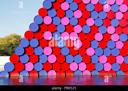 Closeup of Christo & Jeanne-Claude's The London Mastaba, a 20-meter-high floating sculpture on London's Serpentine, London, UK Stock Photo