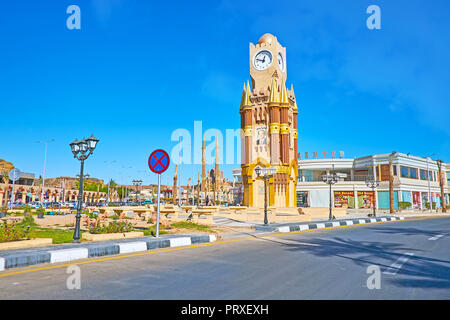 SHARM EL SHEIKH, EGYPT- DECEMBER 26, 2017: The clock tower at the start point of bazaar street, the malls, tourist stores and Al Sahaba Mosque are see Stock Photo