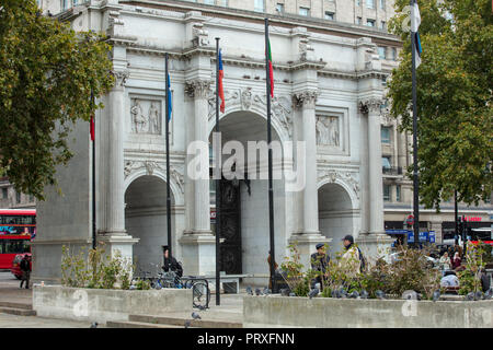 Marble Arch, London, GB. This historic monument, designed by John Nash, on a traffic island of Oxford Street, Park Lane, Bayswater and Edgware Road. Stock Photo