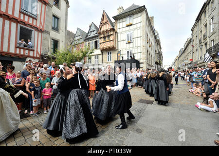 Quimper (Brittany, north-western France): parade in traditional Breton suit in the streets of the city during the 'festival de Cornouailles' (Cornwall Stock Photo