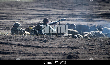 Augustdorf, Germany. 5th Oct 2018. Soldiers lying in trenches during a presentation in a military training area near Augustdorf. German and British soldiers took part in the presentation. Defence Minister von der Leyen and her British counterpart signed a 'Joint Vision Statement', a bilateral declaration on closer cooperation in security and defence matters. Photo: Ralf Hirschberger/dpa Credit: dpa picture alliance/Alamy Live News Stock Photo