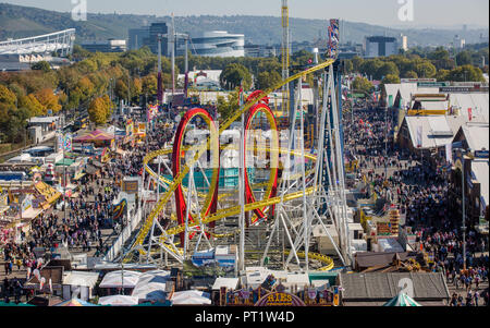 05 October 2018, Baden-Wuerttemberg, Stuttgart: Numerous visitors cavorting in fine weather at the 173th Cannstatter Volksfest at the Cannstatter Wasen. Photo: Christoph Schmidt/dpa Stock Photo