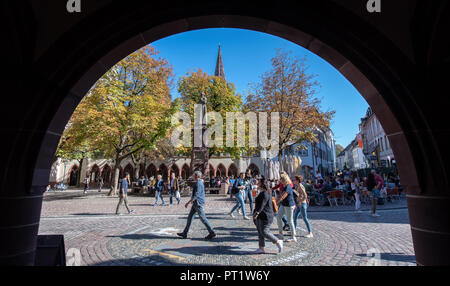 05 October 2018, Baden-Wuerttemberg, Freiburg: People enjoying the sunshine on the town hall square. Photo: Patrick Seeger/dpa Stock Photo