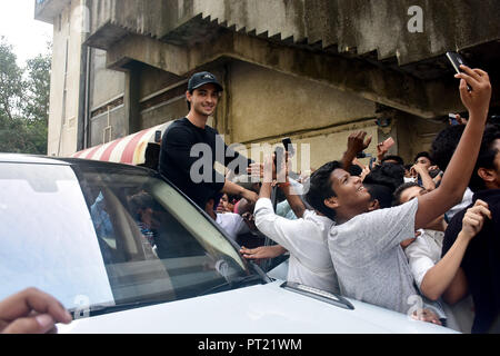 Mumbai, India. 5th Oct, 2018. Indian film actor Aayush Sharma meets his fans at Chandan cinema, Juhu in Mumbai. Credit: Azhar Khan/SOPA Images/ZUMA Wire/Alamy Live News Stock Photo