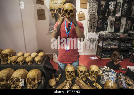 Barcelona, Catalonia, Spain. 5th Oct, 2018. Skulls sculptor in the 21st tattoo and urban culture Expo in Barcelona. Credit: Celestino Arce Lavin/ZUMA Wire/Alamy Live News Stock Photo