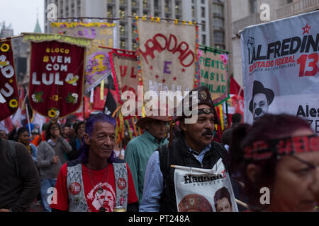 Sao Paulo, Brazil. 05th Oct, 2018. Supporters of the Workers' Party's presidential candidate Haddad taking part in an election rally. Haddad replaces Lula, who was sentenced to twelve years in prison for corruption and is therefore not allowed to stand as a candidate. The presidential election will take place on 7 October. Credit: Warley Kenji/dpa/Alamy Live News Stock Photo