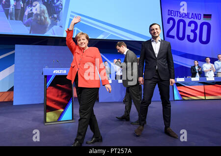 Kiel, Germany. 6 October 2018.  German Chancellor Angela Merkel (left to right) arriving to the Sparkassen-Arena for Germany Day of the Young Union (JU) along with Tobias Loose, state chairman of the JU Schleswig-Holstein, and Paul Ziemiak, federal chairman of the Junge Union Deutschland (JU). Around 1000 delegates and guests gathered at the meeting of the youth organisation to discuss how Germany can remain stable and economically successful in 2030. Photo: Carsten Rehder/dpa Credit: dpa picture alliance/Alamy Live News Credit: dpa picture alliance/Alamy Live News Credit: dpa picture alliance Stock Photo