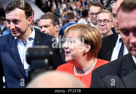 Kiel, Germany. 6 October 2018.  German Chancellor Angela Merkel (R) arriving to the Sparkassen-Arena for Germany Day of the Young Union (JU) along with Paul Ziemiak, federal chairman of the Junge Union Deutschland (JU). Around 1000 delegates and guests gathered at the meeting of the youth organisation to discuss how Germany can remain stable and economically successful in 2030. Photo: Carsten Rehder/dpa Credit: dpa picture alliance/Alamy Live News Credit: dpa picture alliance/Alamy Live News Credit: dpa picture alliance/Alamy Live News Stock Photo