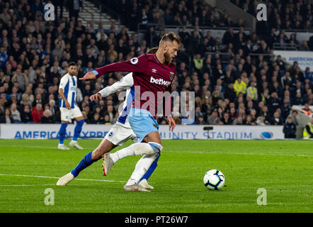 Brighton, UK. 05th Oct, 2018. Andriy Yarmolenko of West Ham United and Davy Propper of Brighton and Hove Albion during the Premier League match between Brighton and Hove Albion and West Ham United at the AMEX Stadium, Brighton and Hove, England on 5 October 2018. Photo by Liam McAvoy. Credit: UK Sports Pics Ltd/Alamy Live News