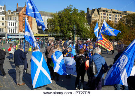 Edinburgh, United Kingdom. 6th October, 2018. Participants gathering at the Mound before the start of the All Under One Banner (AUOB) march For Independence. All Under One Banner (AUOB) march For Independence, marching down the Royal Mile to the Scottish parliament for a rally in Holyrood Park. AUOB are a Pro-Independence organisation whose core aim is to march at regular intervals until Scotland is Free. They will host public processions in support of Scotland regaining Independence.    Credit: Craig Brown/Alamy Live News. Stock Photo