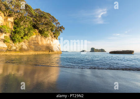 Cave tunnel rock at Cathedral Cove, with Poikeke and Motueka islands in the background, Hahei, Waikato region, North Island, New Zealand, Stock Photo