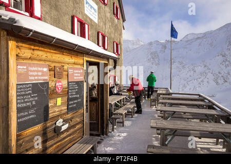 Europe, Italy, South Tyrol, Schnalstal, Kurzras, skiers on the terrace of the refuge Schöne Aussicht in the Schnalstal