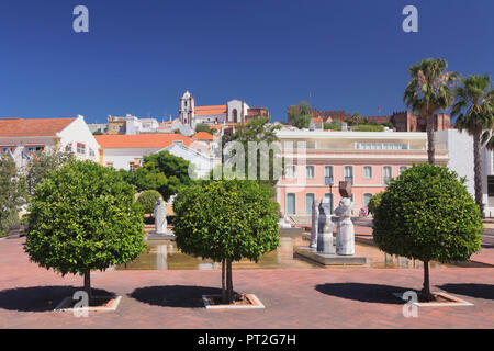 Praca Al Muthamid, view to the cathedral and the castle, Silves, Algarve, Portugal Stock Photo