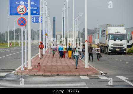 ETHIOPIA , Southern Nations, Hawassa or Awasa, Hawassa Industrial Park, chinese-built for the ethiopian government to attract foreign investors with low rent and tax free to establish a textile industry and create thousands of new jobs, women come to work Stock Photo