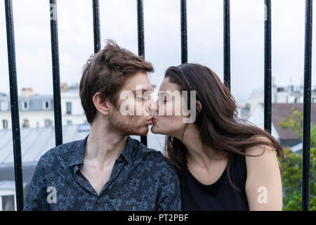 France, Paris, young couple kissing in the district Montmartre Stock Photo