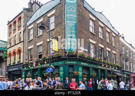 England, London, Southwark, London Bridge City, Borough Market, The Market Porter Pub Stock Photo