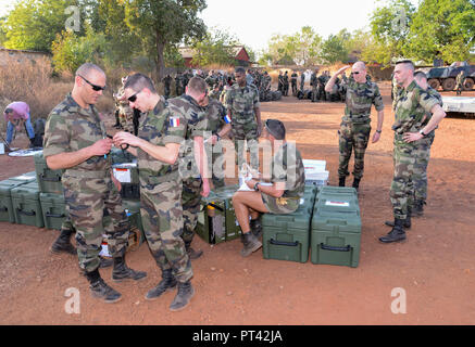 January 17, 2013 - Bamako, Mali: French soldiers arrive at Bamako's military airport as France intensifies its military operations to reclaim northern Mali from Islamist fighters linked to Al Qaeda.  Des troupes franaises arrivent a l'aeroport militaire de Bamako pour participer a l'operation Serval contre les jihadistes d'AQMI. *** FRANCE OUT / NO SALES TO FRENCH MEDIA *** Stock Photo