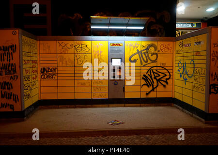 eine Packstation der Dt. Post/ DHL, Berlin (nur fuer redaktionelle Verwendung. Keine Werbung. Referenzdatenbank: http://www.360-berlin.de. © Jens Knap Stock Photo