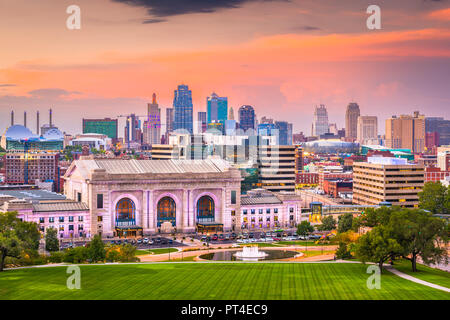 Kansas City, Missouri, USA downtown skyline with Union Station at dusk. Stock Photo