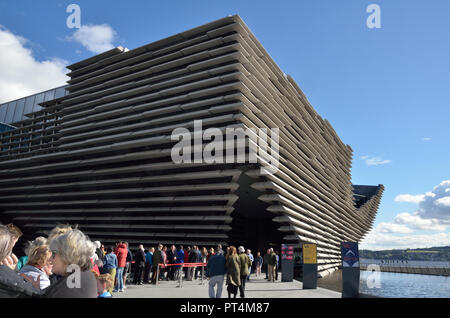 Dundee V&A Museum; Dundee; Queue for V&A Museum Dundee; Scotland; Great Britain; UK; United Kingdom; Europe; Opened 15th. September 2018. Designed by  Stock Photo