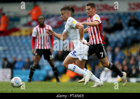 Brentford's Sergi Canos (right) challenges Leeds United's Kalvin Phillips during the Sky Bet Championship match at Elland Road, Leeds. Stock Photo