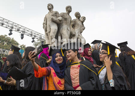 Dhaka, Bangladesh. 6th Oct, 2018. OCTOBER 06 : A group of graduates expressing their delight in front of the sculpture Raju at TSC area, on the 51th convocation of the students of Dhaka University in Dhaka, Bangladesh on October 06, 2018.The University of Dhaka or simply DU, is the oldest university in modern Bangladesh. Established during the British Raj in 1921, it gained a reputation as the 'Oxford of the East' during its early years and has been a significant contributor to the modern history of Bangladesh. After the partition of India, it became the focal point of progressive and d Stock Photo
