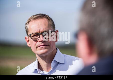 Munich, Bavaria, Germany. 6th Oct, 2018. Berlin Oberbuergermeister (mayor) MICHAEL MUELLER during a visit to Munich's Freiham district. In support of the Bavarian SPD, Berlin Mayor Michael Mueller visited the Freiham district of Munich to view the large construction project that will bring tens of thousands of jobs and living units to the edge of the city's western boundary. Hosting Mueller were Florian Ritter of the Bavarian SPD in the Landtag, Christian Mueller, city councilman, and district councilor Katja Weitzel. The Bavarian state elections will take place on October 14th and hav Stock Photo