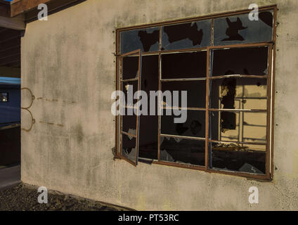 Amboy, California, USA. 5th Sep, 2018. Morning light catches the exterior of an old building behind the iconic Roy's Motel & Cafe on Route 66 in Amboy, California. Credit: L.E. Baskow/ZUMA Wire/Alamy Live News Stock Photo