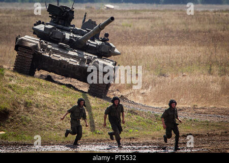 Zhukovsky, Russia. 11th Aug, 2014. Russian Army soldiers run from the T-90 tank at the tank show during the Engineering Technologies exhibition. Credit: Leonid Faerberg/SOPA Images/ZUMA Wire/Alamy Live News Stock Photo